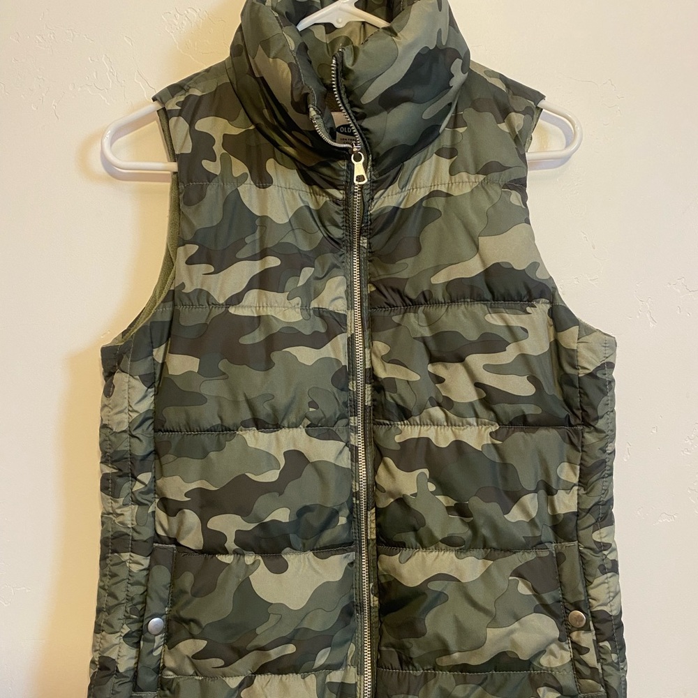 Old Navy camo puffy vest